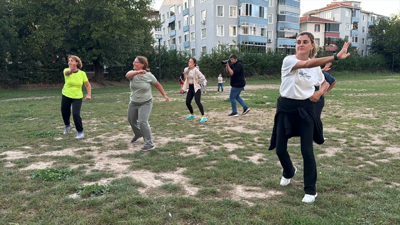 Kırklareli'nde Kadınlar Zumba ile Hareketliliği Kutladı