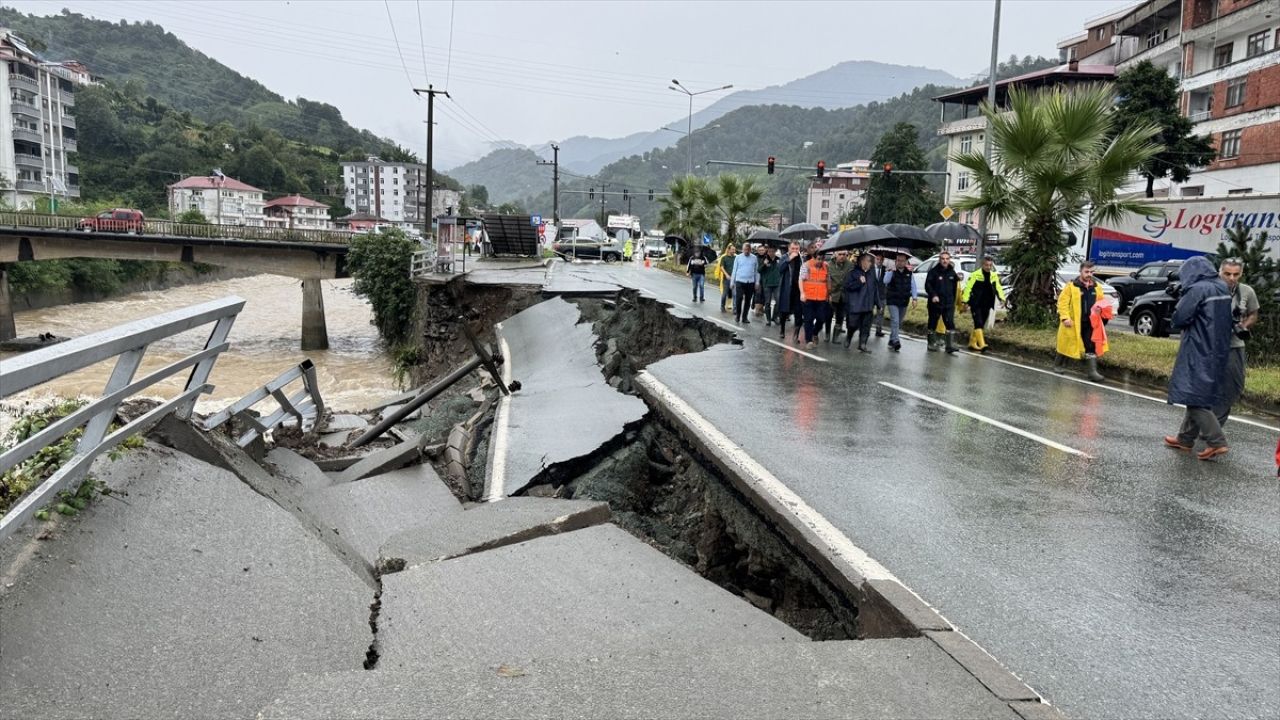 Artvin-Hopa Kara Yolunda Yağıştan Kaynaklanan Çökme Olayı