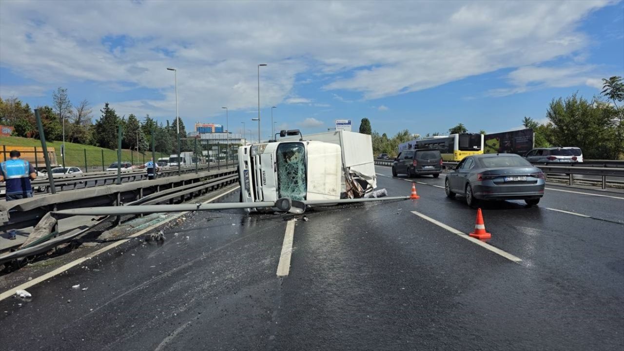 Bakırköy'deki Trafik Kazası Sonucu Uzun Araç Kuyruğu Oluştu