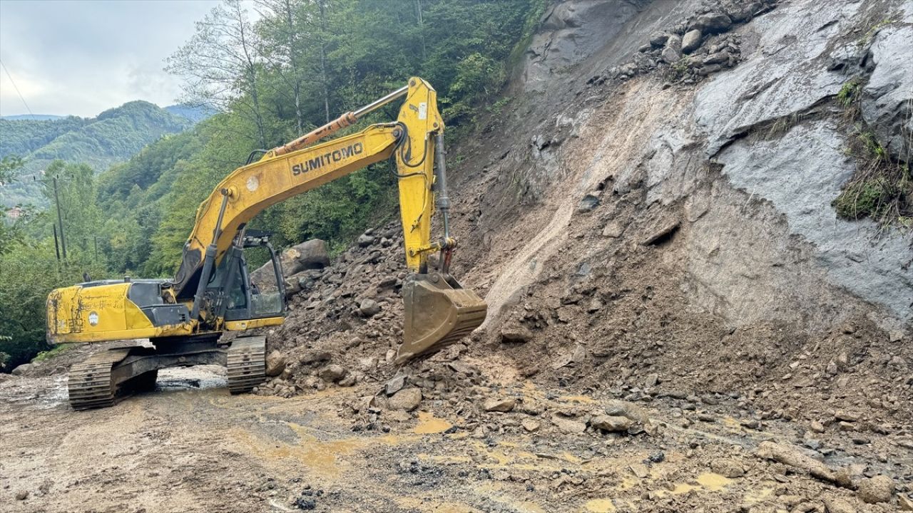 Artvin'deki Heyelanlar Sonrası 32 Köy Yolu Ulaşıma Açıldı