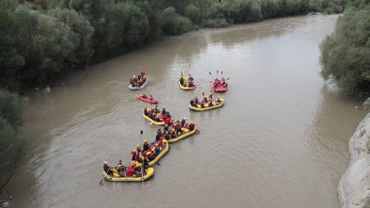 Erzincan'da Gazilerle Rafting Heyecanı