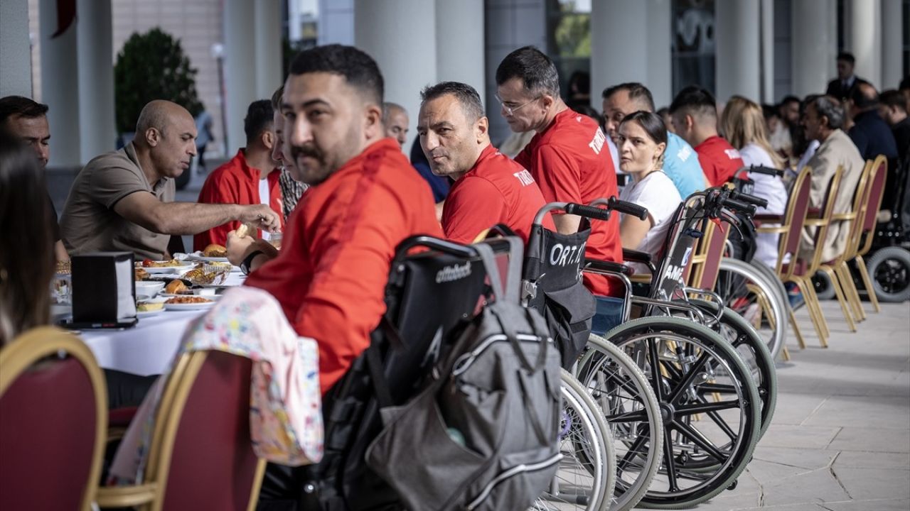 Sağlık Bakanı Memişoğlu'ndan Gazilere Ziyaret