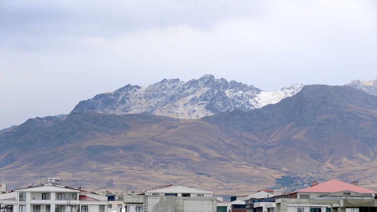 Erek Dağı'na Erken Yağan Kar Vanlıları Şaşırttı