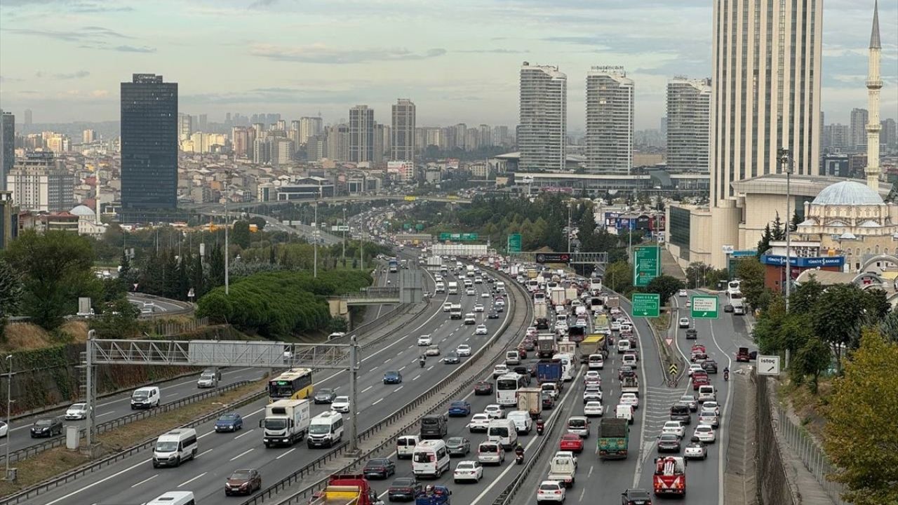 İstanbul'da Trafik Yoğunluğu Artıyor