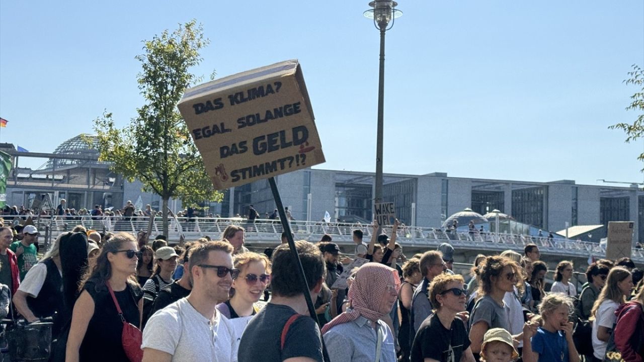 Berlin'de İklim Değişikliği İçin Büyük Gösteri