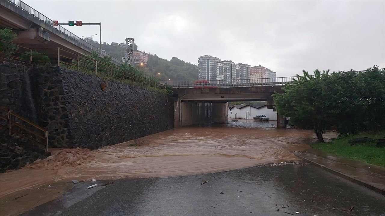 Trabzon'da Şiddetli Yağışlar Taşkınlara Yol Açtı