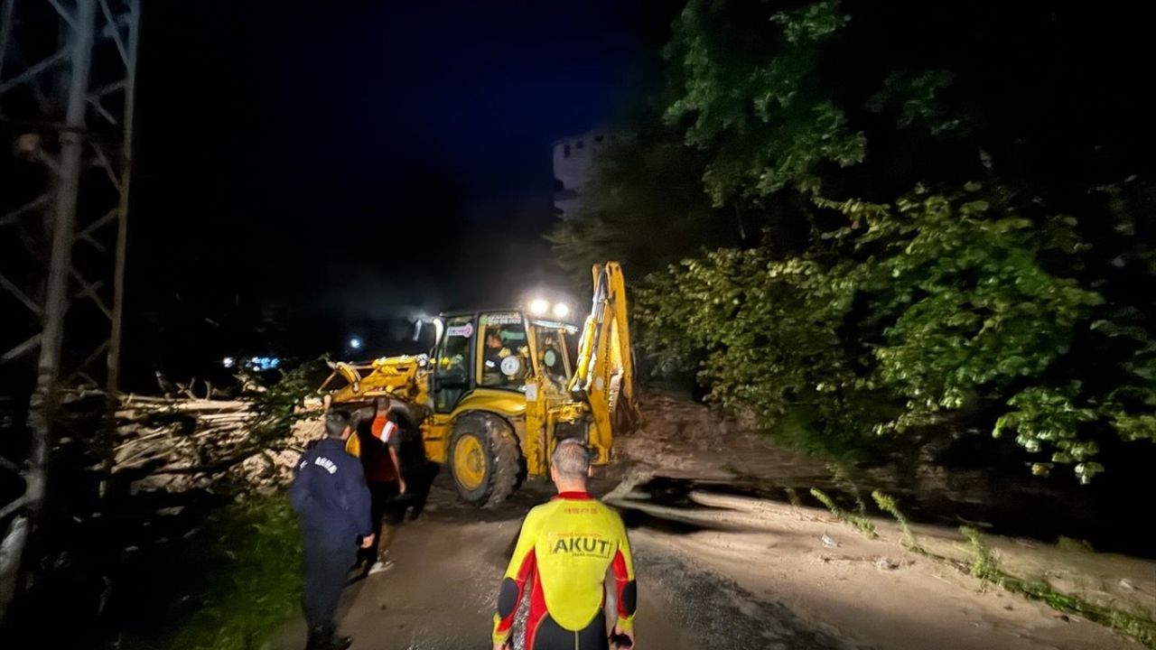 Trabzon'da Sağanak Yağış Etkisini Gösterdi