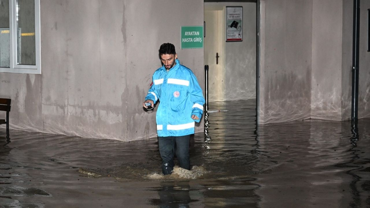 Trabzon'da Sağanak Yağış Hayatı Olumsuz Etkiledi