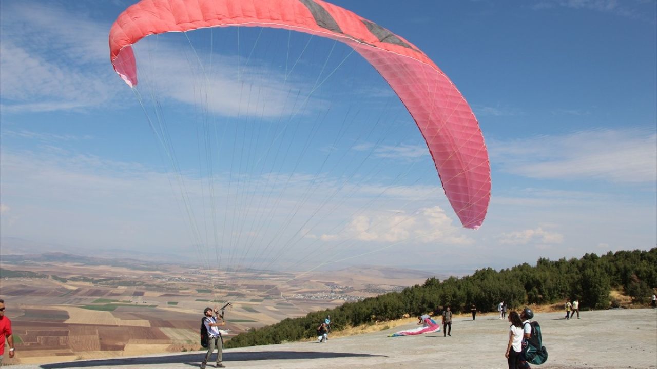 Gaziantep'te Yamaç Paraşütü Festivali Heyecanla Devam Ediyor