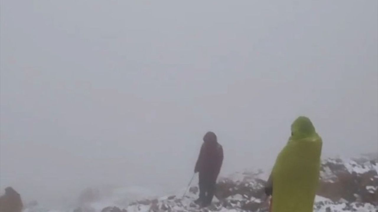 Cilo Dağı'nda Dağcılar Beklenmedik Kar Yağışına Yakalandı