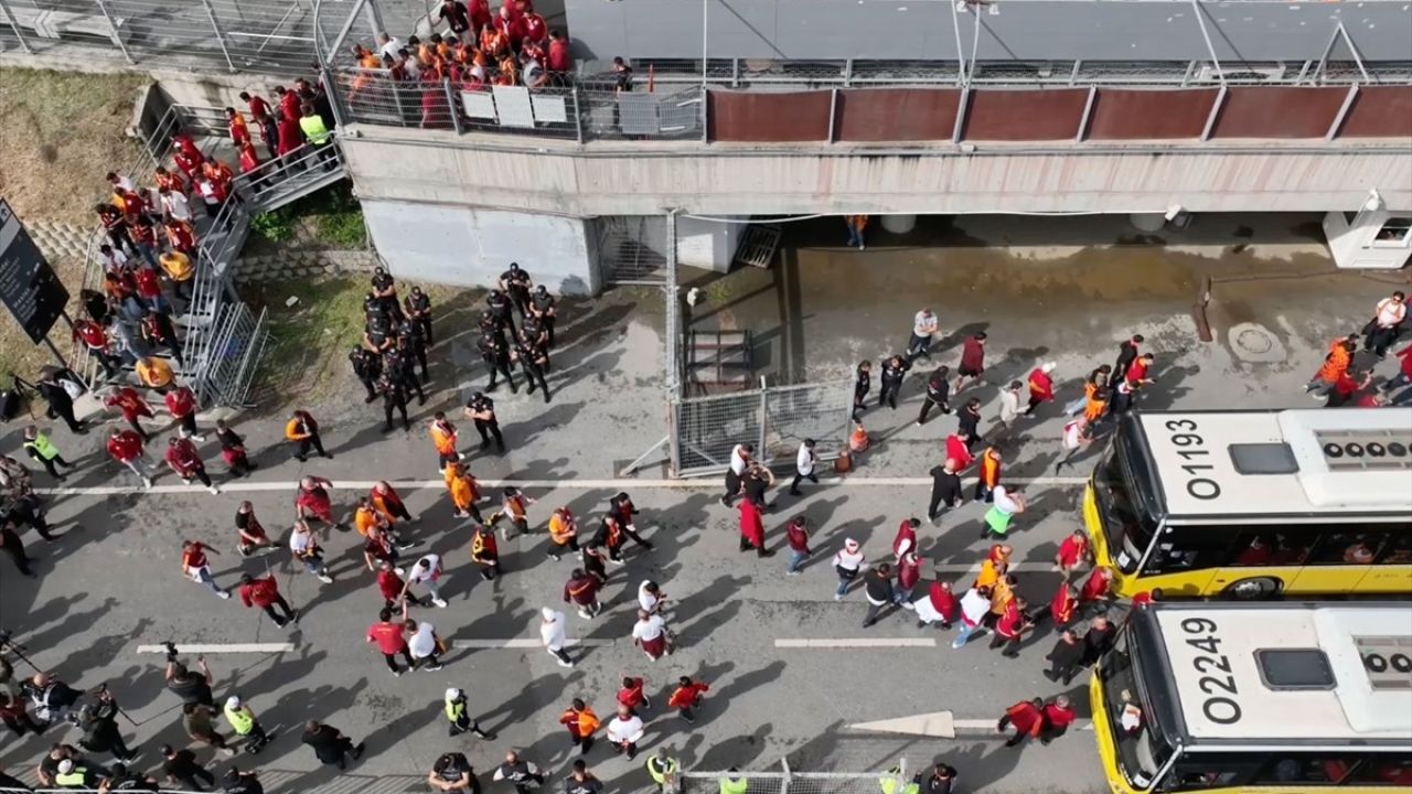 Galatasaraylı Taraftarlar Derbi İçin Kadıköy'e Hareket Etti