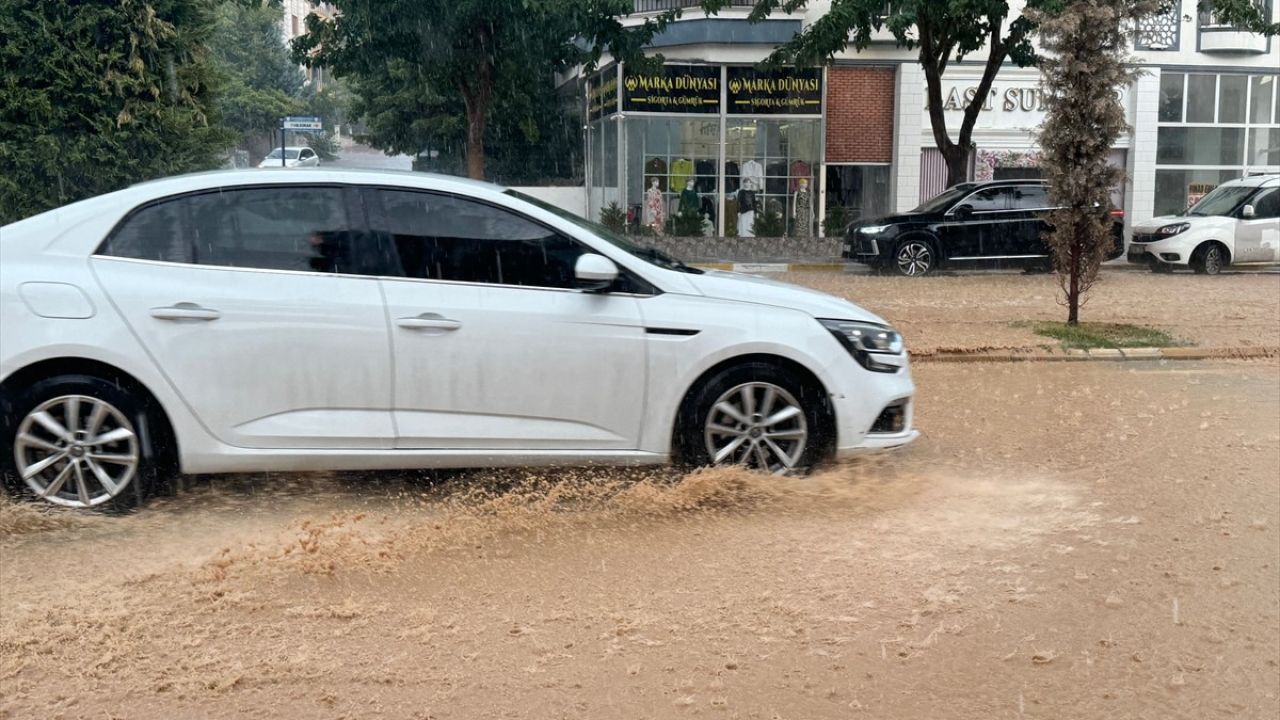 Şanlıurfa'da Sağanak Yağış Etkili Oluyor