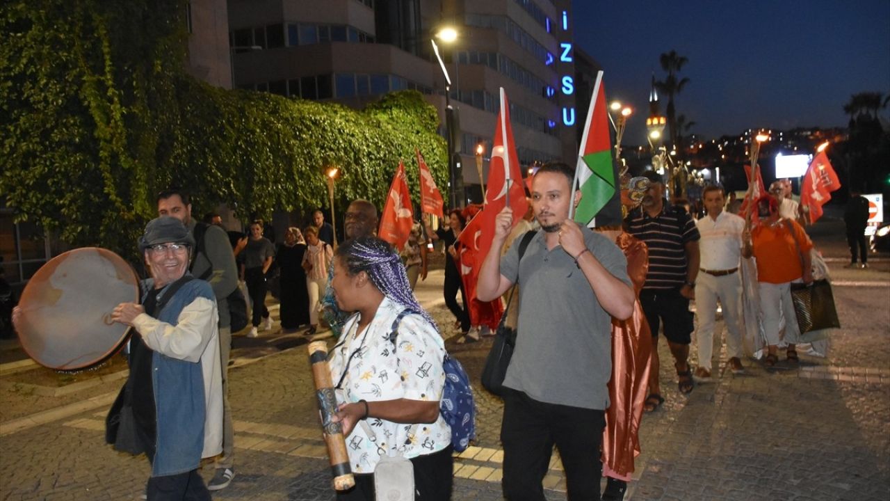 İzmir'de Sanatçılardan Filistin'e Destek Yürüyüşü