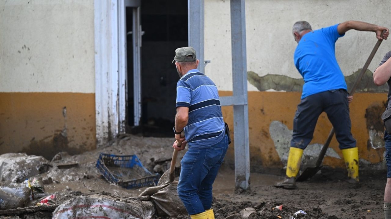 Trabzon'da Taşkın ve Heyelan Sonrası Temizlik Çalışmaları Devam Ediyor