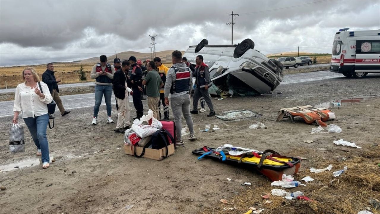 Nevşehir'de Turistleri Taşıyan Minibüs Devrildi: 18 Yaralı