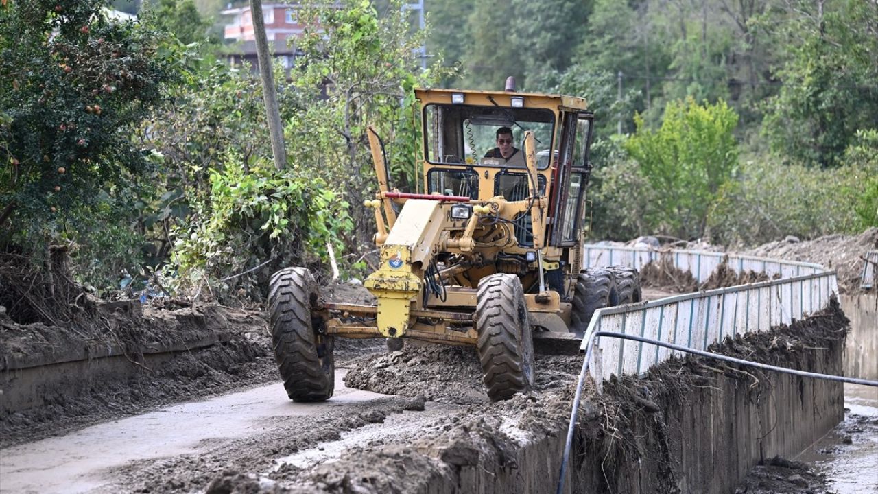 Trabzon'daki Taşkın ve Heyelan Sonrası Temizlik Çalışmaları Devam Ediyor