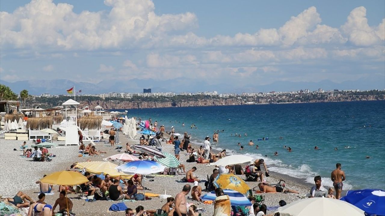 Antalya Sahillerinde Sıcak Hava Yoğunluğuna Neden Oluyor