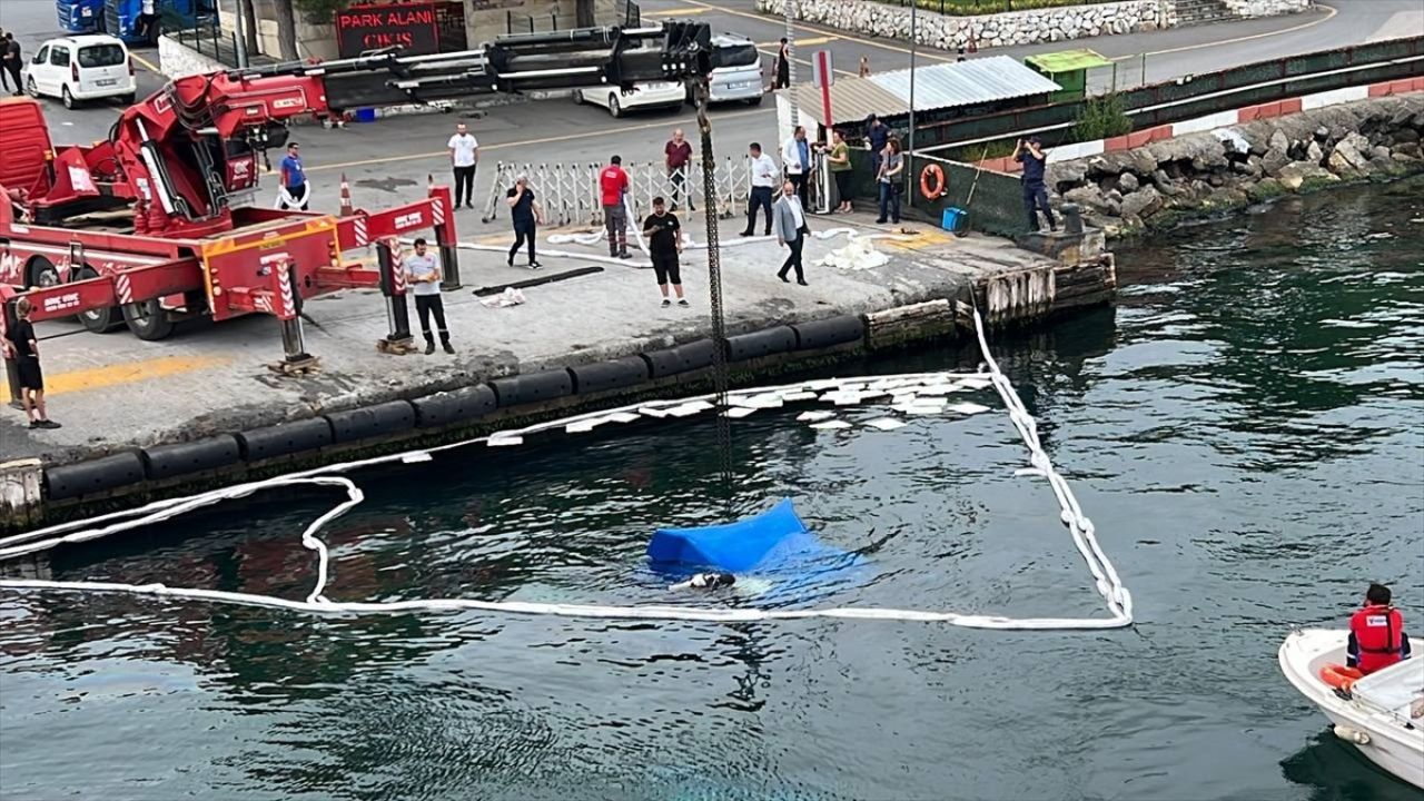 Kocaeli'de Freni Boşalan Tır Denizle Buluştu