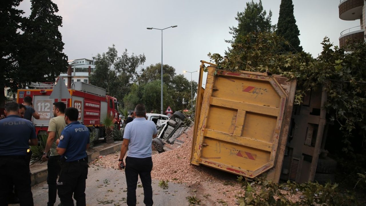 Hatay'da Hafriyat Kamyonu 7 Araca Çarptı: 5 Yaralı