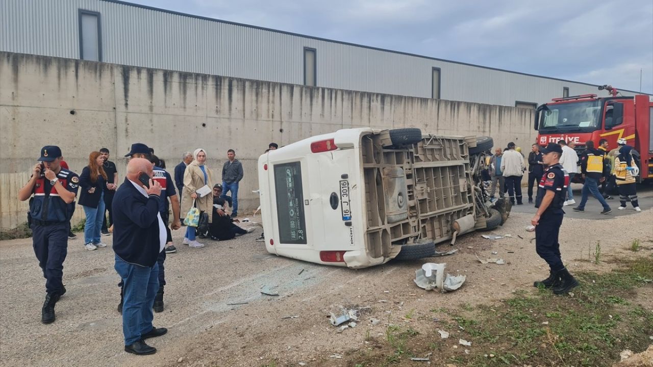 Bursa'da İşçi Servisi Minibüsü Devrildi: 13 Yaralı