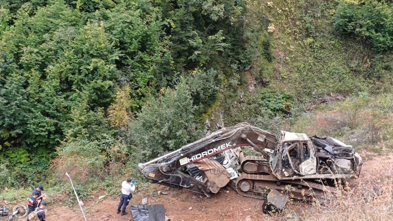 Artvin'de İş Makinesi Taşıyan Kamyon Uçuruma Devrildi: 2 Kişi Hayatını Kaybetti