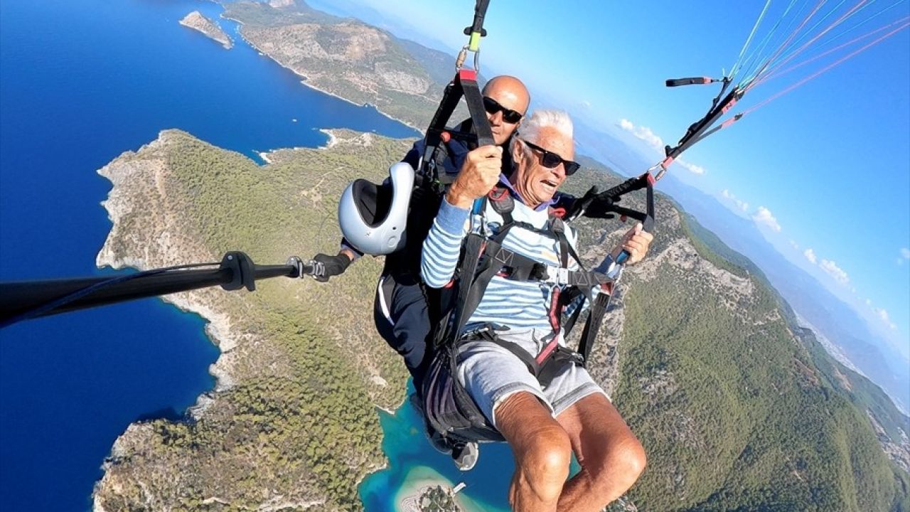 Fethiye'de 86 ve 81 Yaşındaki Hollandalı Turistler Yamaç Paraşütü Deneyimledi