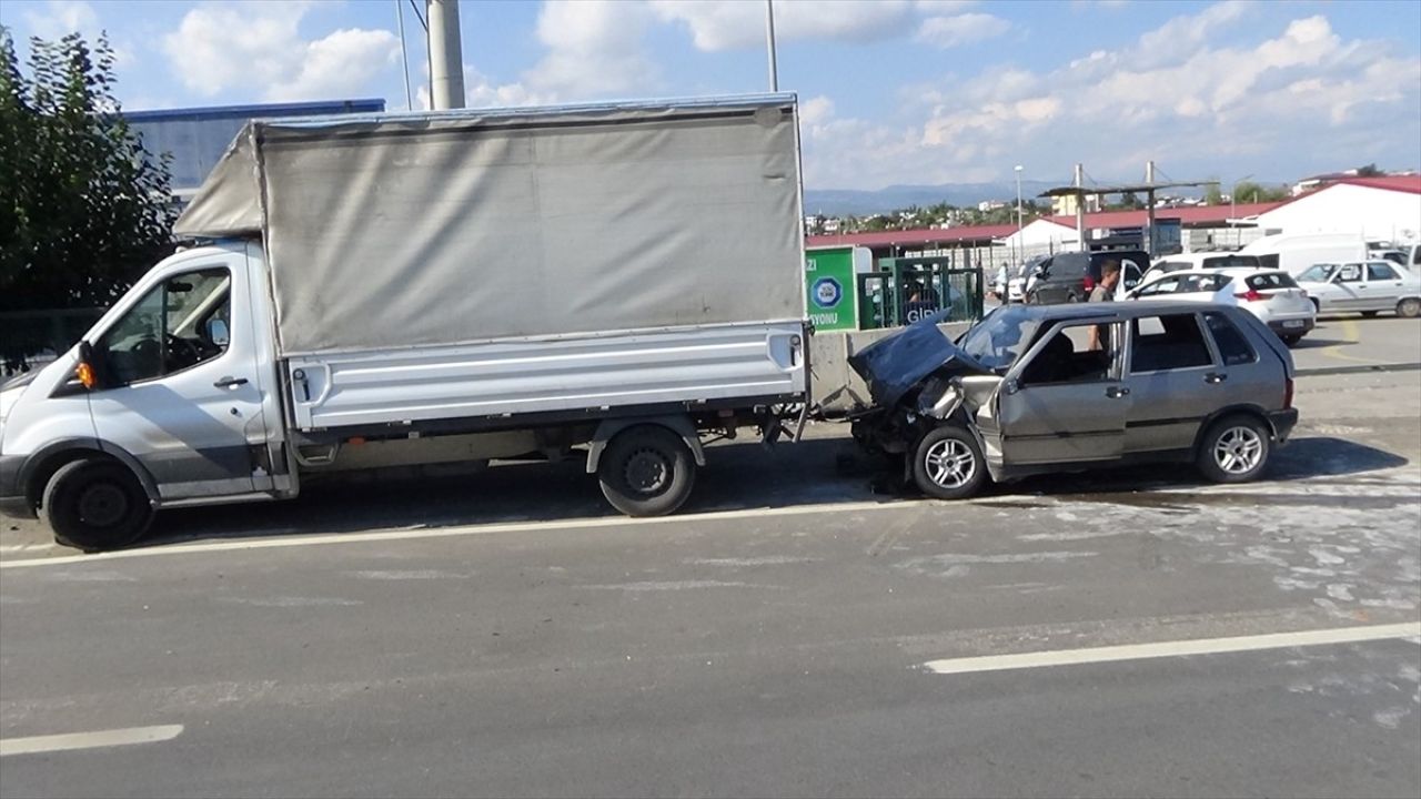 Mersin'de Park Halindeki Araçlara Çarpan Otomobilde İki Yaralı