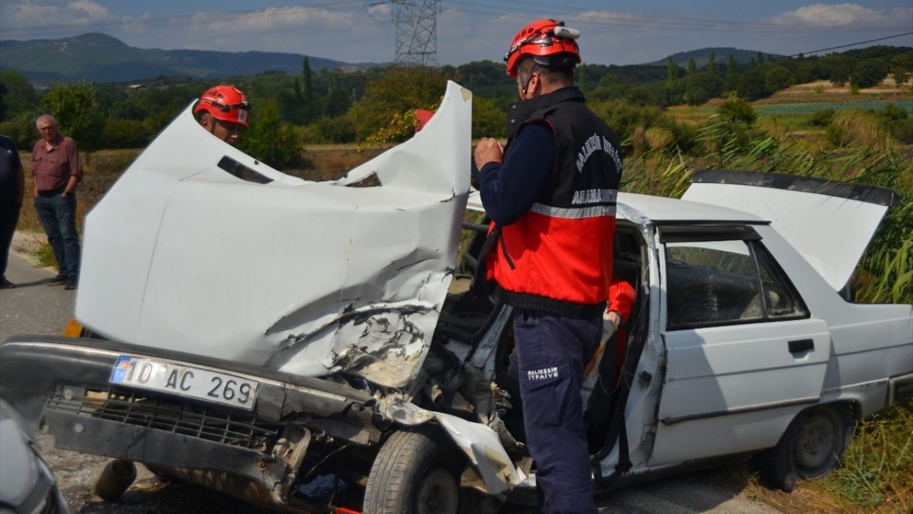 Balıkesir'de Üç Araçlı Trafik Kazası: 4 Yaralı