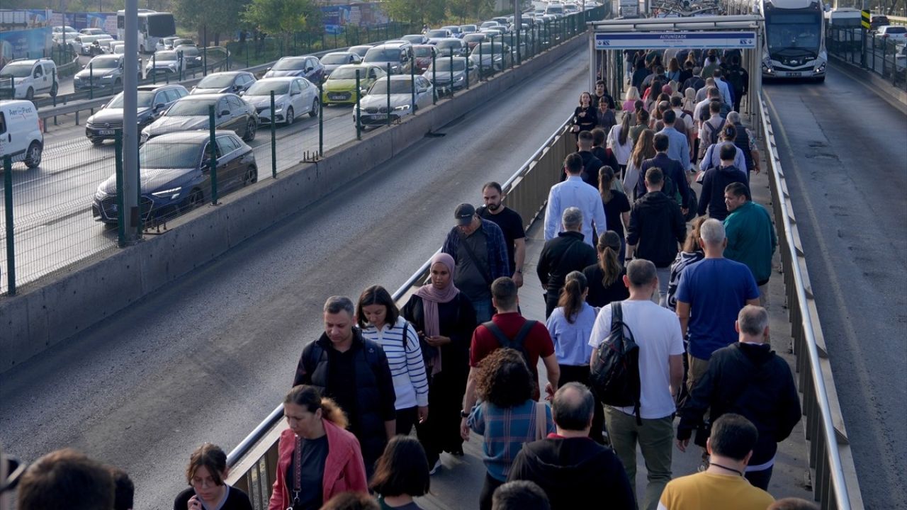 İstanbul'da Sabah Saatlerinde Yoğun Trafik