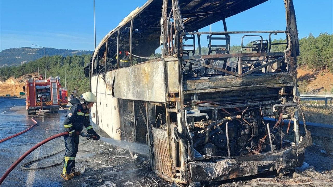 Adana'da Yolcu Otobüsünde Yangın: 13 Kişi Kurtarıldı