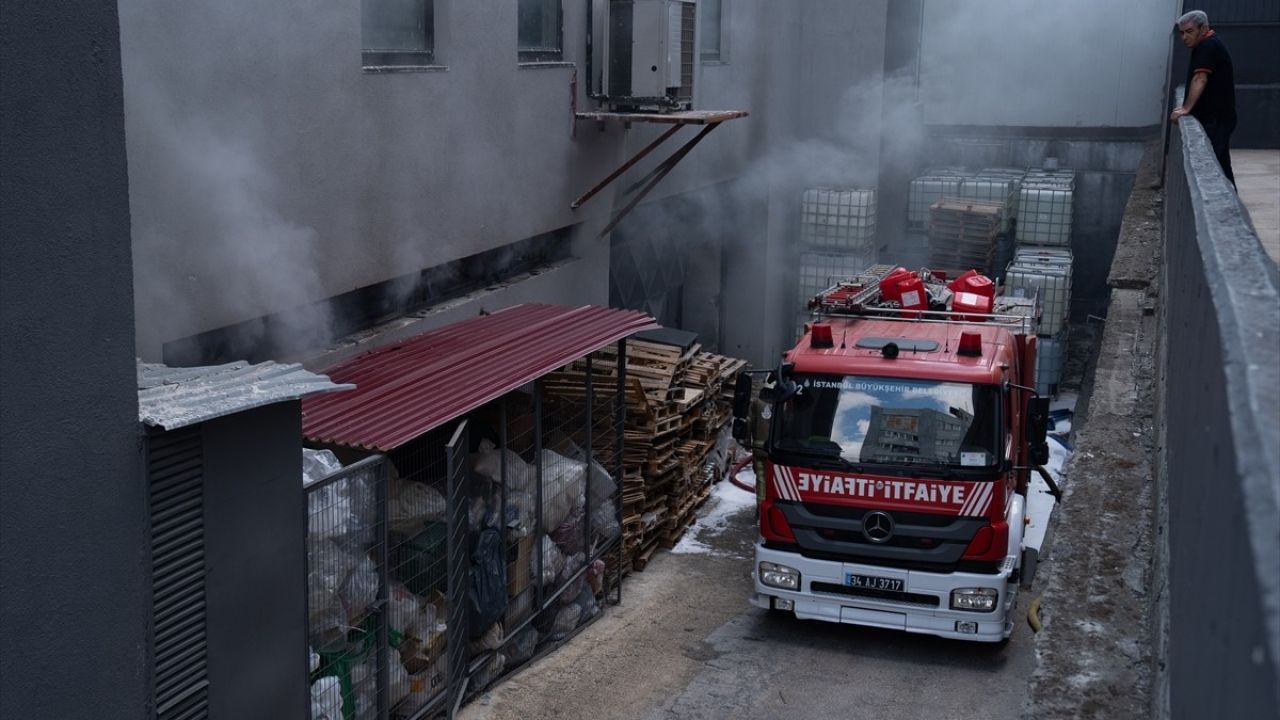 Beylikdüzü'nde Fabrikada Yangın Kontrol Altına Alındı