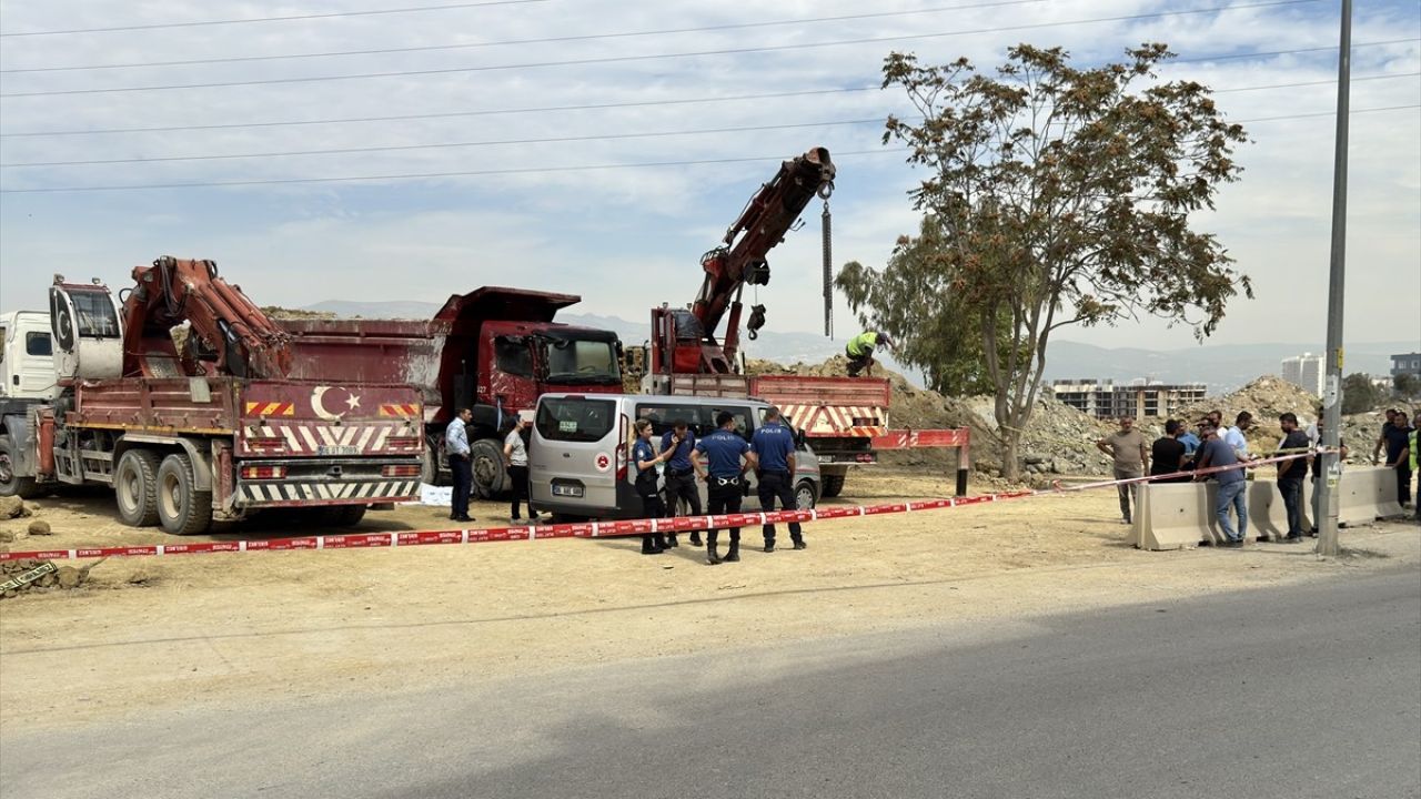 İzmir'de Kamyon Damperi Altında Kalan Tamirci Hayatını Kaybetti