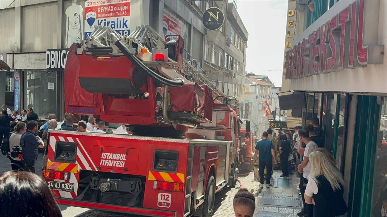 Fatih'teki 7 Katlı Otelde Yangın Çıktı