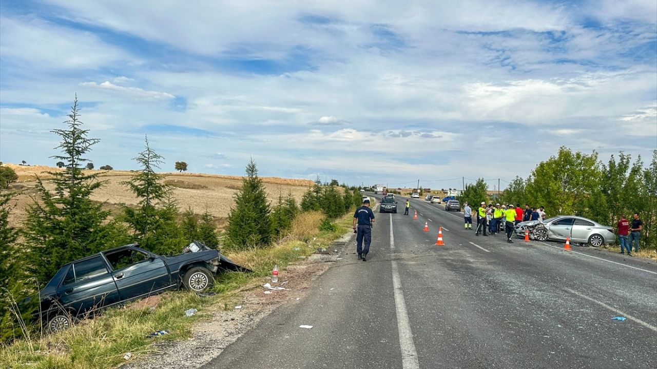 Uşak'ta Otomobil Kazası: Anne ve Oğul Hayatını Kaybetti