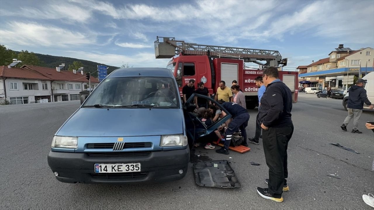 Bolu'da Ambulans ile Hafif Ticari Araç Çarpıştı: 1 Yaralı