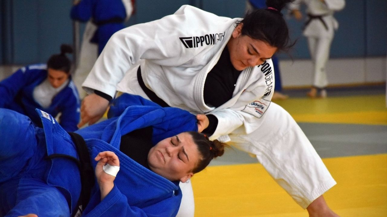 Genç Kadın Judo Milli Takımı Dünya Şampiyonası'na Hazırlanıyor