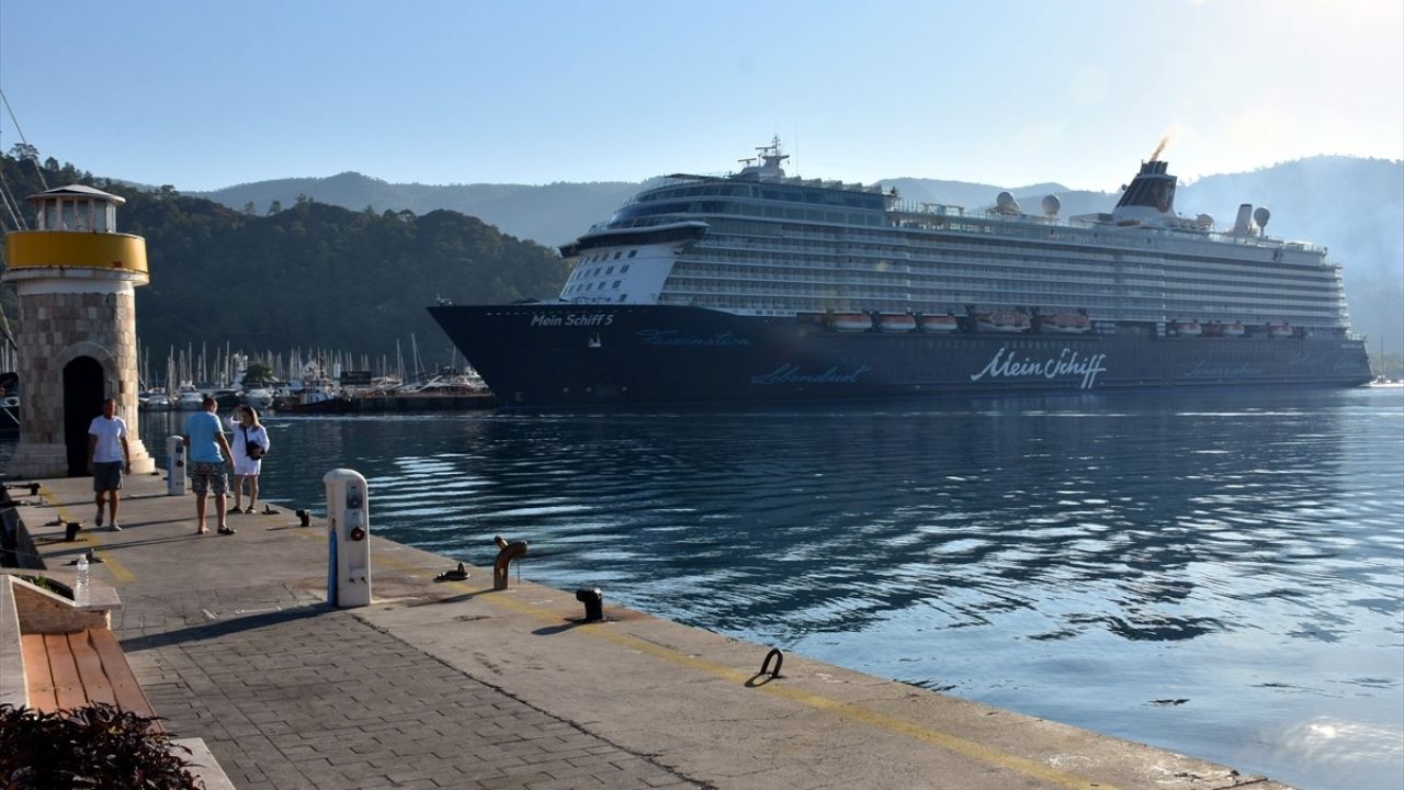 Mein Schiff 5 Kruvaziyeri Marmaris'e Geldi