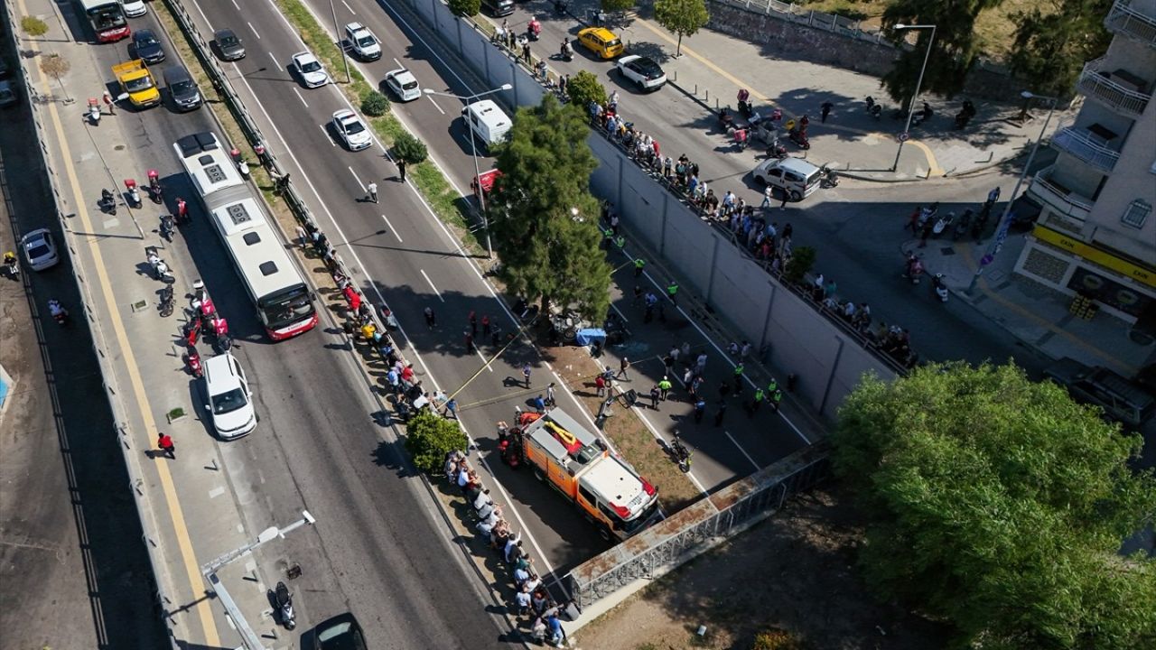 İzmir'de Alt Geçide Düşen Araçta Üç Kişi Hayatını Kaybetti