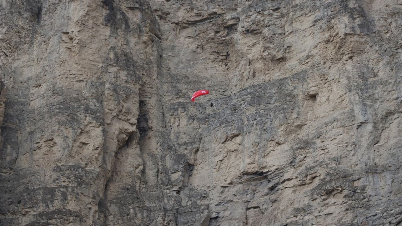 Erzurum'da Wingsuit Uçuşu ve Akrobasi Gösterisi Yapıldı