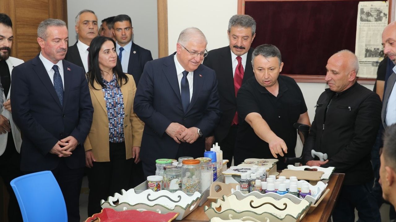 Milli Savunma Bakanı Güler Hakkari'de Gençlerle Bir Araya Geldi