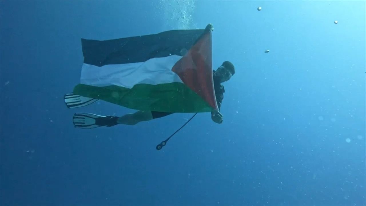 Antalya'da Dalışçı Onur Uygun, Filistin Bayrağı Açtı