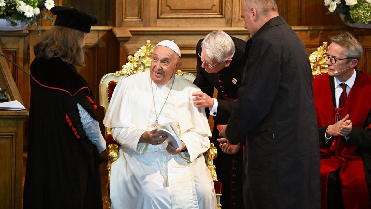 Papa Franciscus Belçika'da Kilise'nin Skandalları Üzerine Konuştu