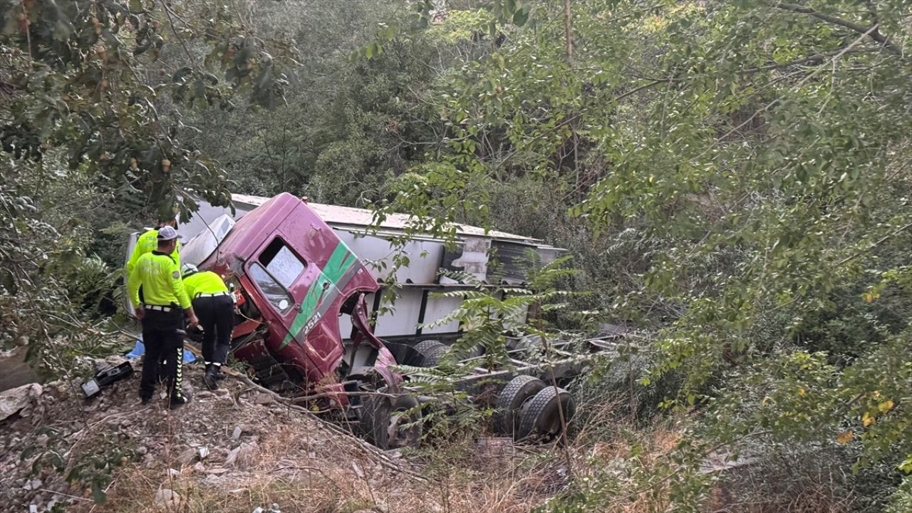 Konya'da Feci Kaza: Kamyon Şarampole Devrildi, Sürücü Hayatını Kaybetti