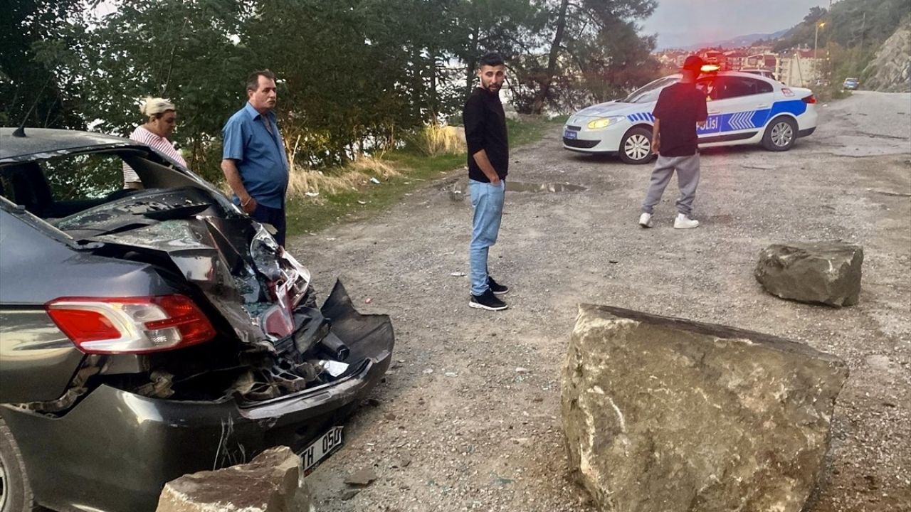 Sinop'ta Yamaçtan Düşen Kaya Otomobile Zarar Verdi