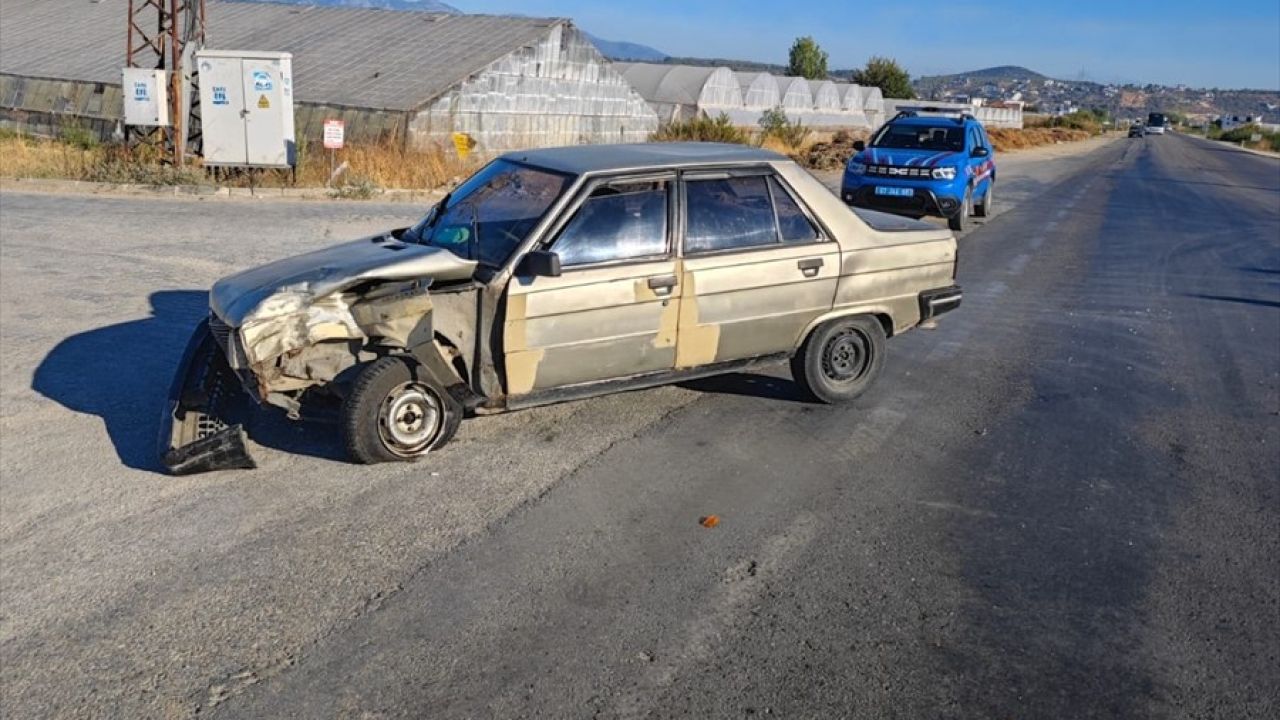 Antalya'da Otomobil ve Motosiklet Çarpıştı: Güvenlik Kamerası Görüntüledi