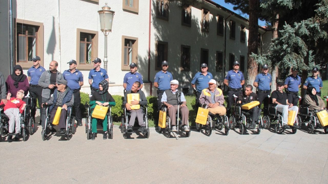 Erzincan'da Engellilere Akülü Sandalyeler Teslim Edildi