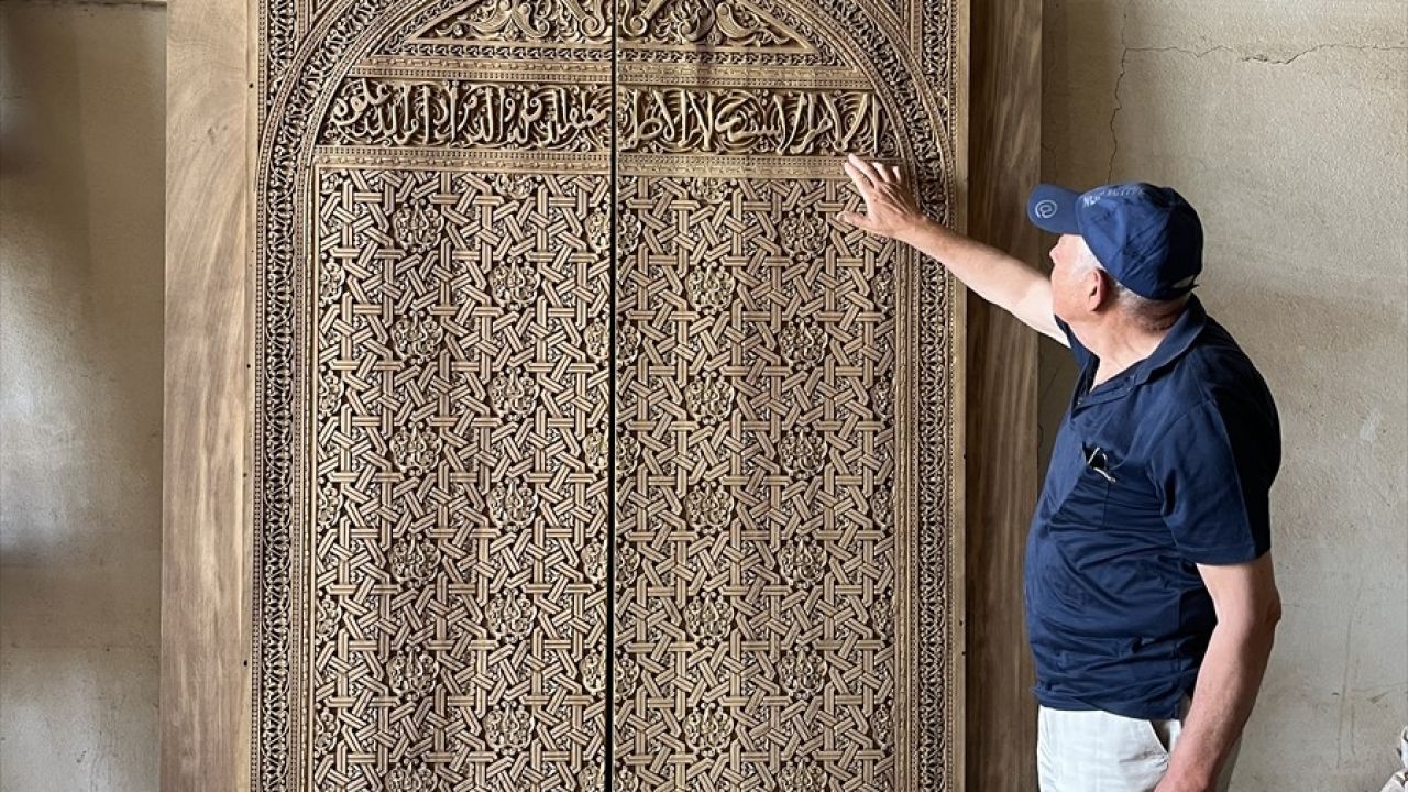 890 Yıllık Cami Kebir'in Kapıları Yenilendi