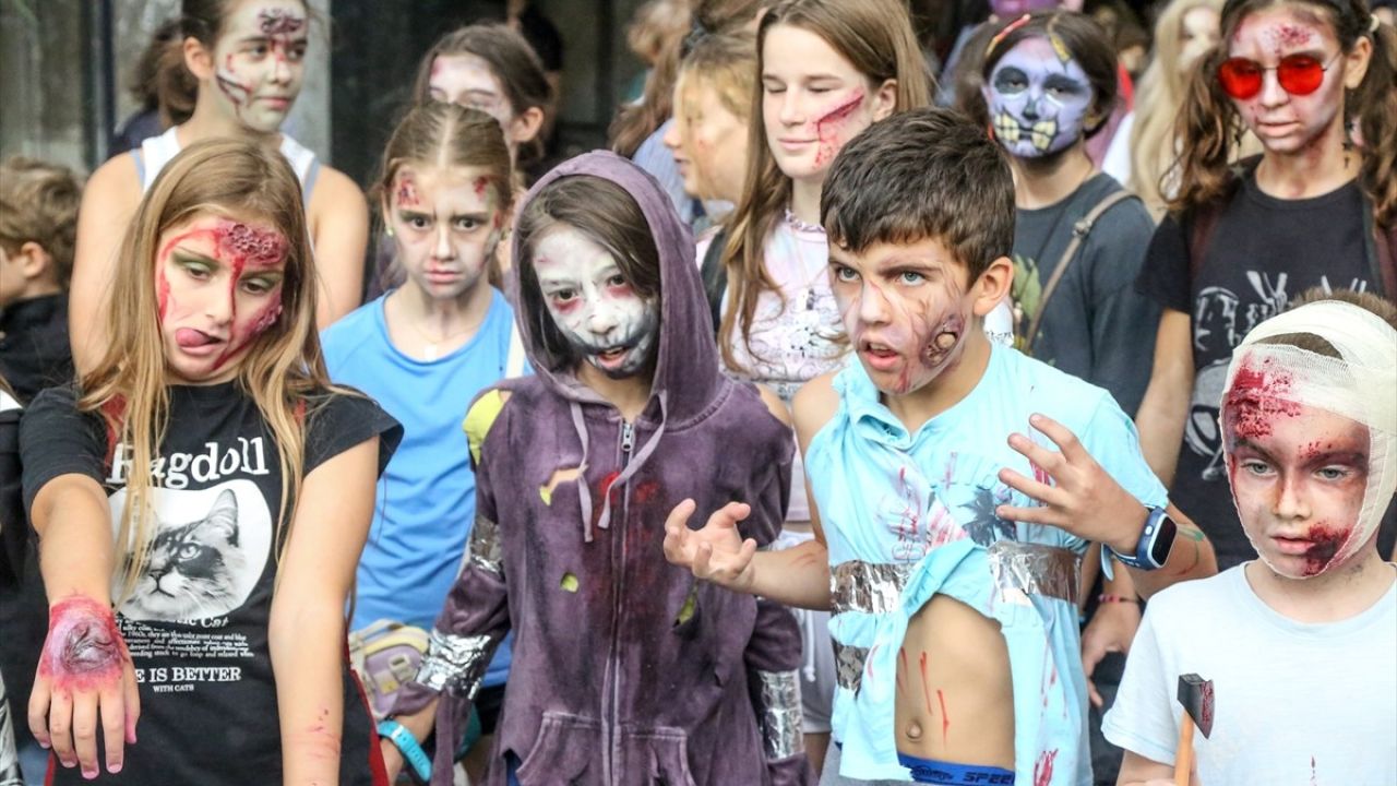 Belgrad'da Geleneksel Zombi Yürüyüşü Düzenlendi