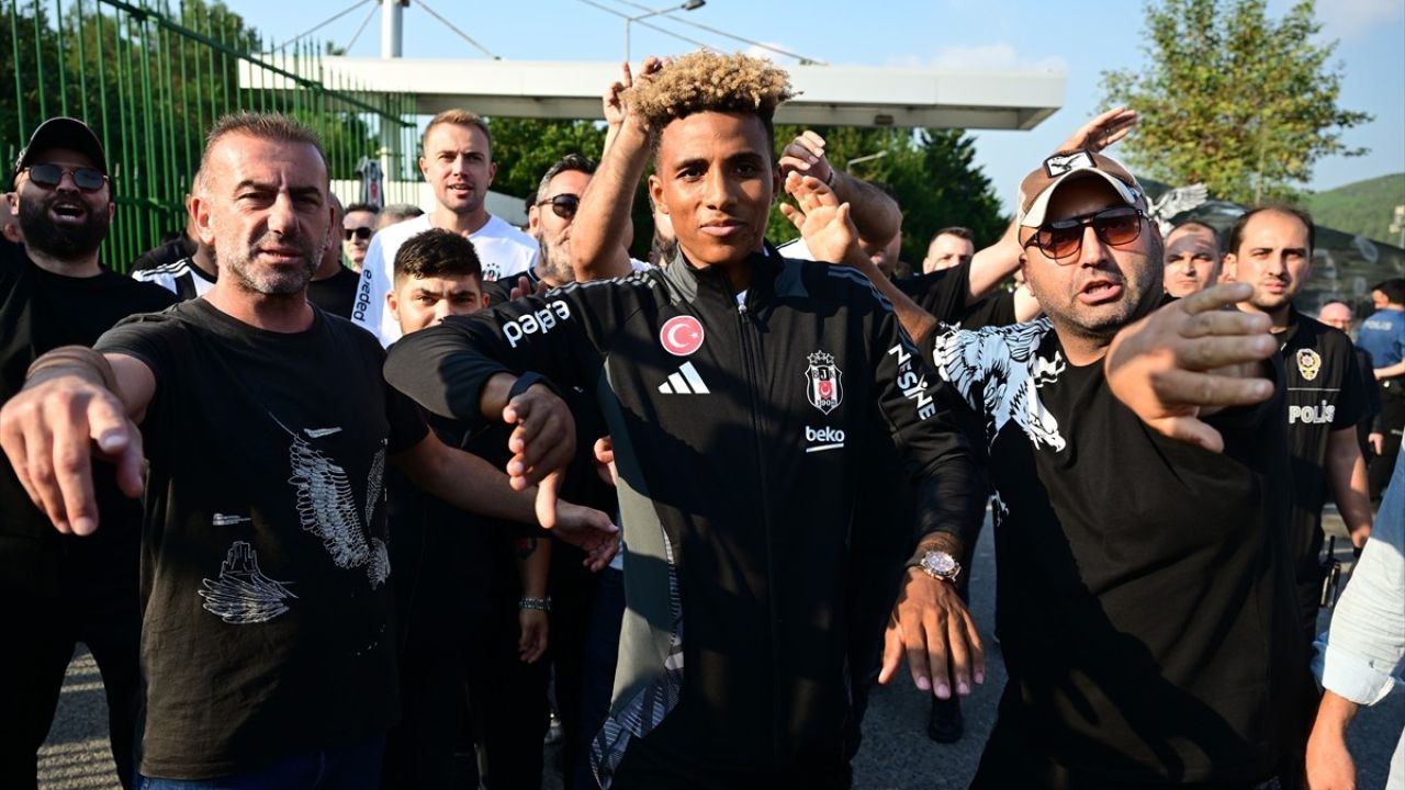 Beşiktaş Taraftarlarından Takıma Moral Desteği