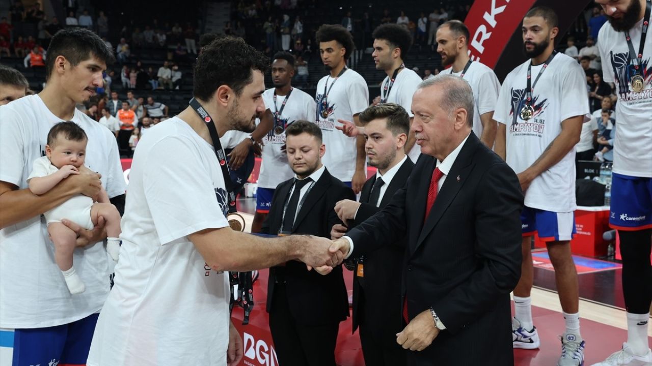 Cumhurbaşkanı Erdoğan, Anadolu Efes'e Kupayı Takdim Etti